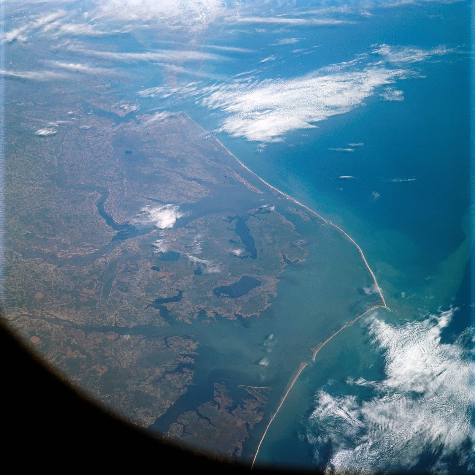 AS09-21-3276 - Apollo 9 - Apollo 9 Mission image - Earth Observations - North Carolina - NARA - 16673371